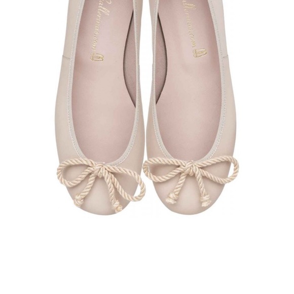 Low cut ballerina in soft off white  leather. Size 37 . In great condition! 150$ - Picture 2 of 3